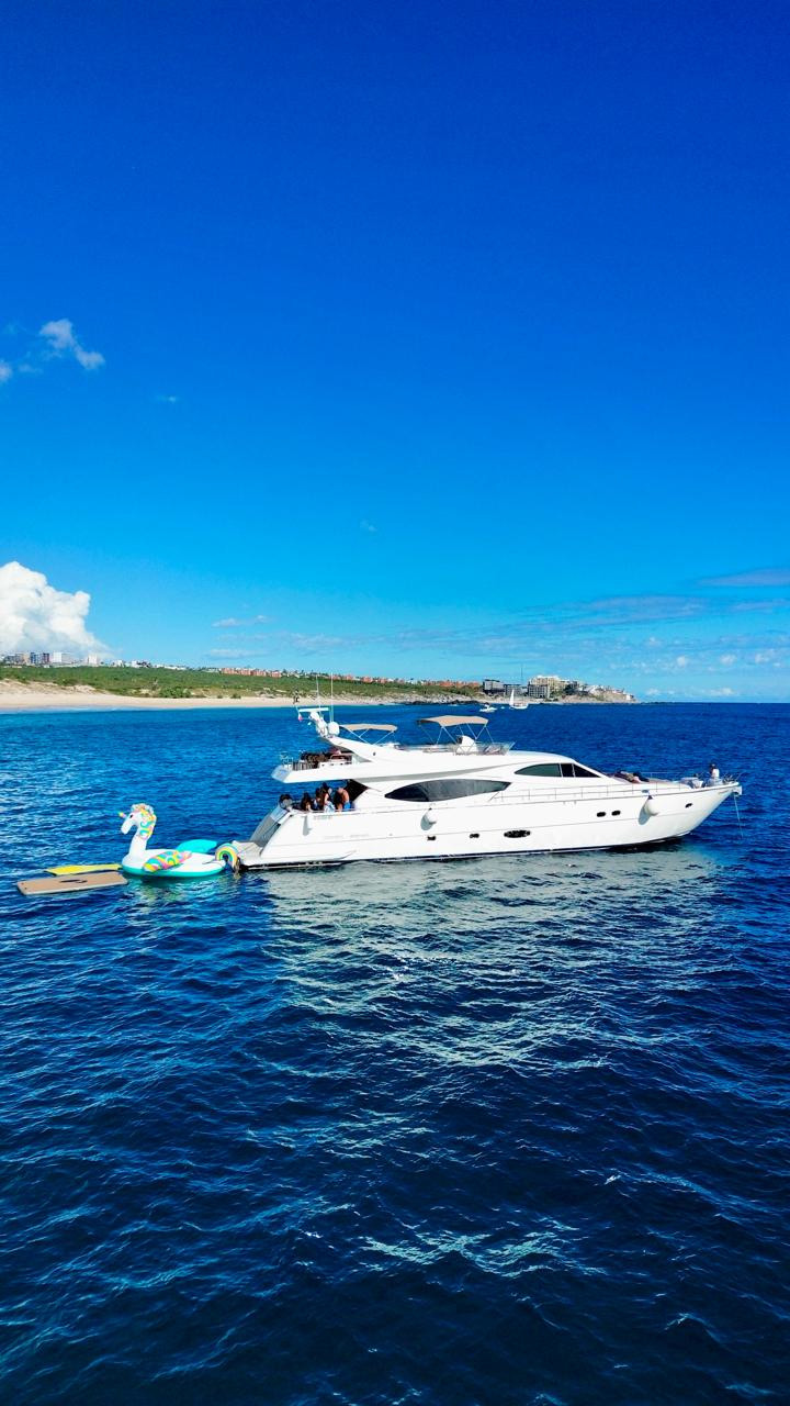 80' Luxury Yacht